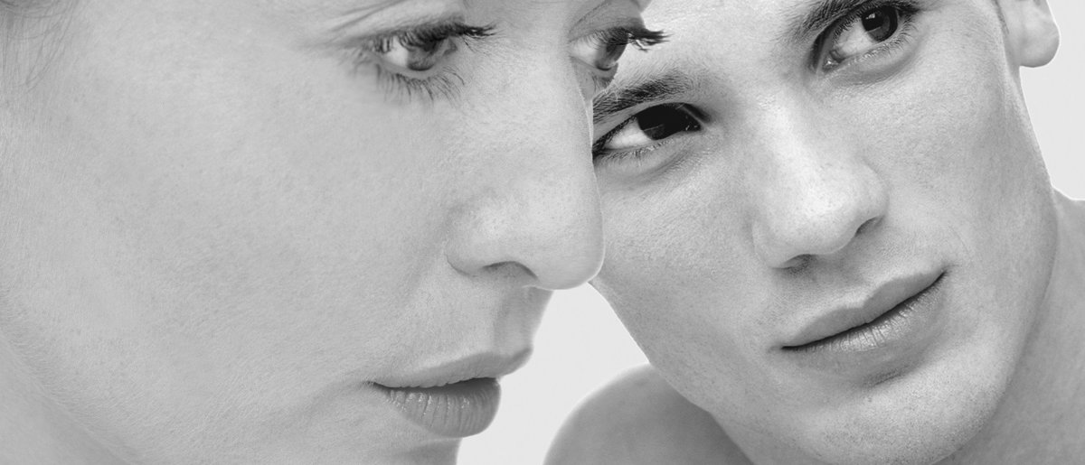 Frau und Mann Nahaufnahme von Gesichtern von einer Frau und einem Mann in schwarz und weiß