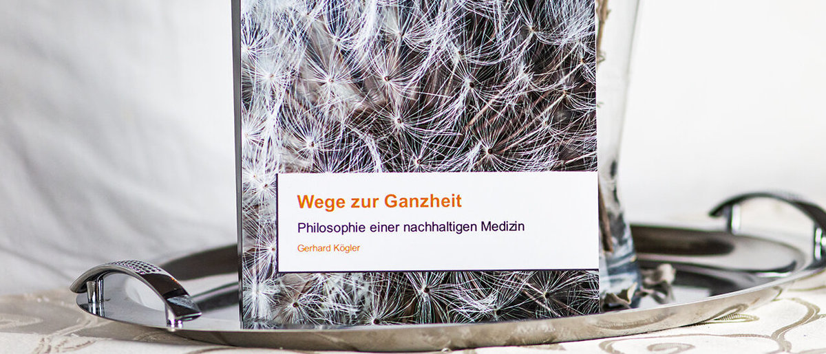 Buch Wege zur Ganzheit Das Buch "Wege zur Ganzheit" von Dr. Gerhard Kögler vor einer Vase mit Salbei
