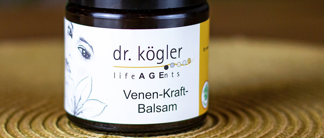 Venen-Kraft-Balsam Venen-Kraft-Balsam von LifeAGEnts auf einem goldenen Untersetzer