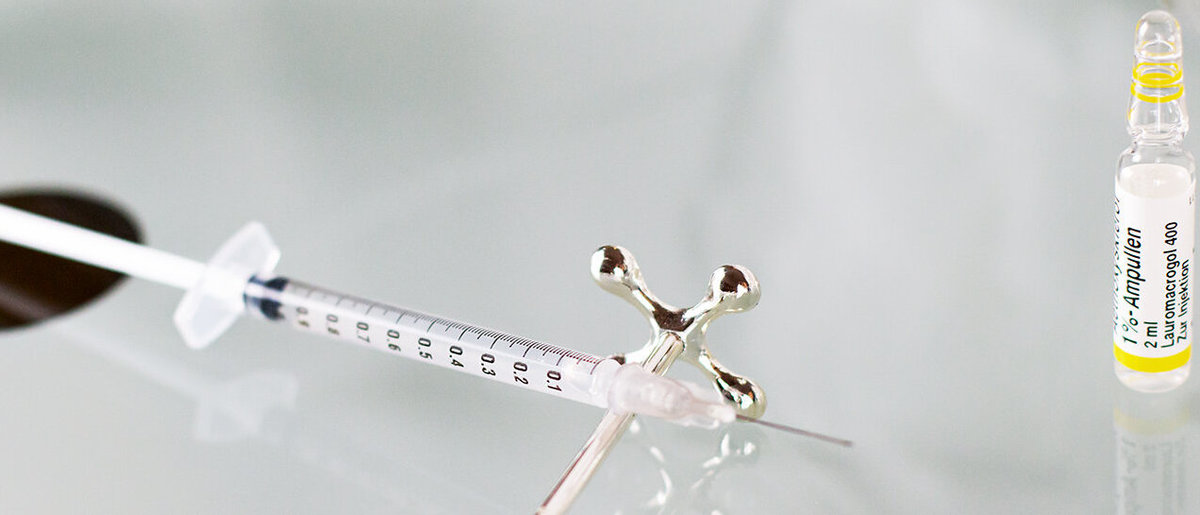 Utensilien für die Besenreiserbehandlung Spritze mit Nadel und Ampulle mit Aethoxysklerol für die Besenreiserbehandlung