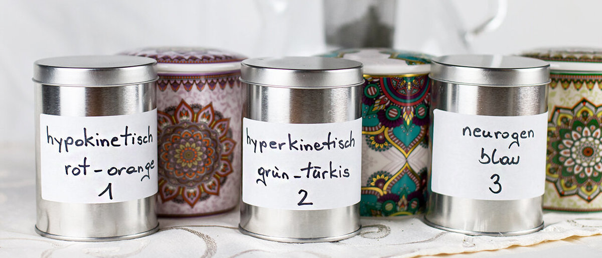 TEM Humorallehre Tee Drei verschiedene Teesorte für die der humorallehre entsprechenden Konstitutionstypen (hyperkinetisch, hypokinetisch, neurogen) vor schönen Tassen und einer Teekanne