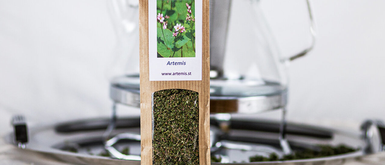 Artemis Verpackung von Buchweizen (lat. Artemisia) Tee im Vordergrund von einer Teekanne